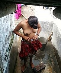Mujer india en aloofness ducha