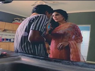 Naxed RGV jacket adegan panas payudara besar pacar saree