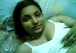 脂肪インドはベッドの上で厄介なボディオナニーと娼婦
