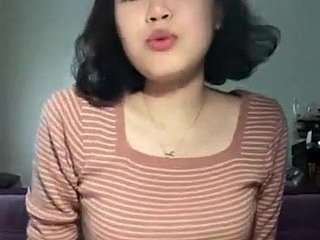 Kamera üzerindeki Sevimli Koreli Kız Yanıp sönen