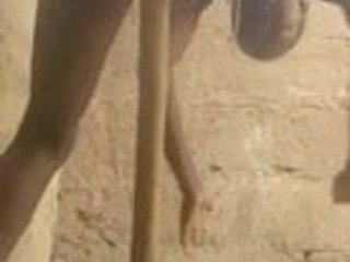 donna africana masturba graze un manico di scopa.