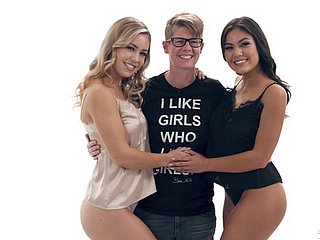 buddy Nerdy convidou Alina Lopez e sua amiga sexy para se divertir lésbica