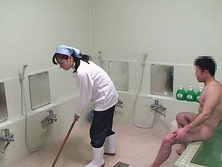 Flu signora della pulizia giapponese riceve un bel po 'di stile cagnolino