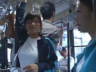 Babe Nhật Bản trong kính được arse fucked trong một chiếc xe buýt công cộng