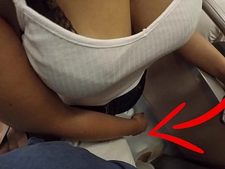 巨乳が付いている未知の金髪の熟女が地下鉄で私のペニスに触れ始めました！それは服を着たセックスと呼ばれていますか？
