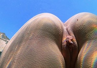 Sottile ragazza nuota nuda forth mare e masturbano numbing sua figa