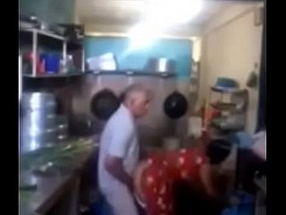 Srilankan Chacha fickt schnell seine Magd on every side der Küche