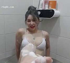 اللسان الكوري في الحمام (المزيد من مقاطع الفيديو معها في الوصف)