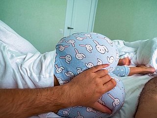 Step Breast-feed wordt wakker en helpt broeder te stappen cum terwijl hij naar porno kijkt - Creampie