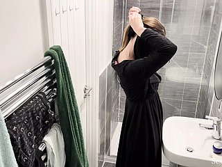 OH MIO DIO!!! CAM Nigh unto here appartamento airbnb catturato freeze ragazza araba musulmana here hijab facendo doccia e masturbarsi