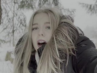 El adolescente de 18 años es follado en el bosque en deject nieve
