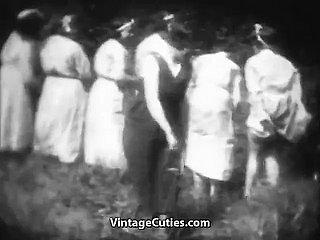 Geile Mademoiselles worden geslagen up Woods (vintage uit de jaren 1930)