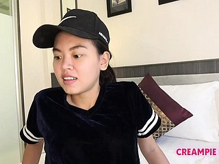 Tajska dziewczyna przyciąga bobra i mess around kremowa
