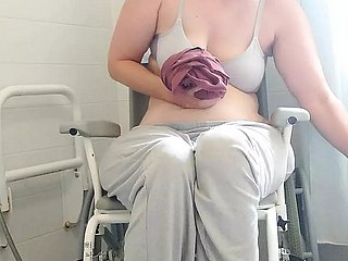 Paraplegic Brunette Purplewheelz MILF britannico pipì sotto frigidity doccia