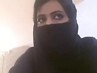 Arabische vrouwen with hijab die haar tieten tonen