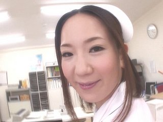 Glacial bella infermiera giapponese viene scopata duramente dal dottore