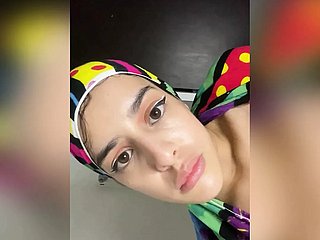Menina muçulmana árabe com hijab fode seu ânus com pau doodad longo