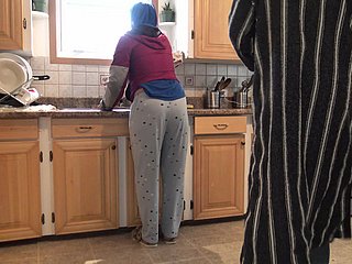 Marokkanische Frau bekommt Creampie Doggystyle Quickie down der Küche