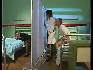 Frigid enfermera comienza un sanitarium caliente de 4 vías