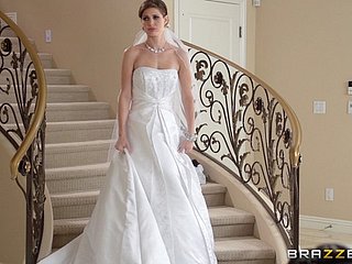 Возбужденная невеста трахается хардкорным собачьим стилем свадебным фотографом