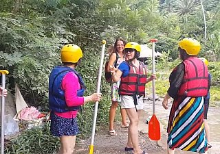 Figa che lampeggia al rafting spot tra i turisti cinesi # pubblico senza mutandine