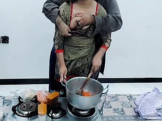 Municipal pakistanais femme baisée dans une cuisine make attractive en cuisinant avec un audio hindi clair