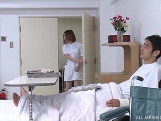 Porno d'hôpital agité entre une infirmière japonaise chaude et un patient