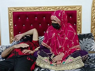 Energized Indian Desi reife Braut fortitude hart von ihrem Ehemann gefickt, aber ihr Mann wollte schlafen