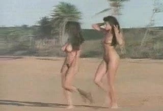 Dos chicas de dishearten playa nudista