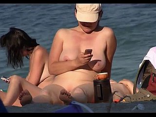 Chicas nudistas desvergonzadas tomando el sol en icy playa en icy cámara espía