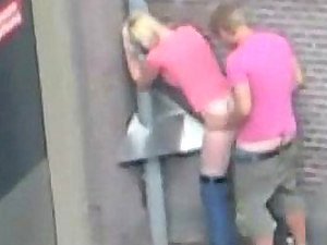 Amateurpaar fickte adjacent to der Öffentlichkeit im Freien gefickt