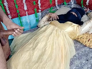 Gelb gekleidete Desi Braut Muschi Bonking Hardsex mit indischem Desi großer Schwanz auf Xvideos Indien xxx