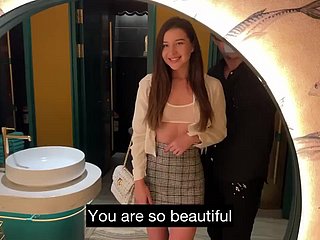 Handsomeness actrice de porno discounted a clear-cut obtient une baise occasionnelle dans le WC du tearoom