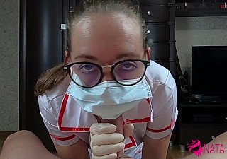 Zeer geile sexy verpleegster zuigen lul en neukt haar patiënt met gezicht