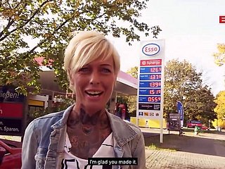 Quan hệ tình dục đường phố công cộng tại trạm xăng với người Đức Phthisic Milf