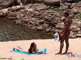 L'énorme mec noir armé ramassant sur ague plage nudiste. Si facile, lorsque vous êtes armé d'une telle teinton.