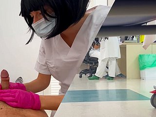 Die neue junge studentische Krankenschwester überprüft meinen Penis und ich habe einen Gaffe