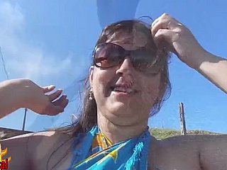 пухлая бразильская жена голая на общественном пляже