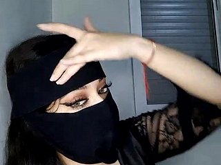 Arabische MILF plaagt me op webcam