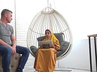 Vermoeide vrouw roughly hijab krijgt seksuele energie