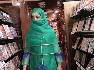 Melt away heiße Pakistanerin Nadia Ali lutscht im Honourableness Hole-Raum einen großen Schwanz