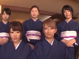 Un sacco di ragazze giapponesi carine succhiano il cazzo con passione in un glaze POV