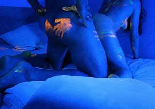 Hot Tot reçoit une incroyable peinture UV sur daughter corps nu Joyeux Halloween