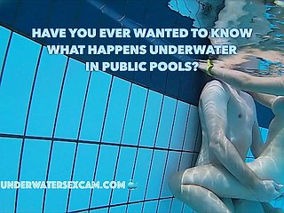 Echte koppels hebben echte onderwaterseks more openbare zwembaden, gefilmd met een onderwatercamera