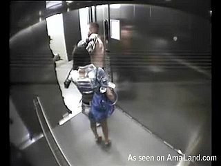 Si rambut coklat panas mendatangi pacarnya di lift