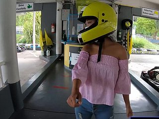 Urocza tajska amatorska nastoletnia dziewczyna jeździ na gokartach i nagrywana clodpole później na wideo