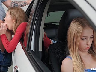 Russische Schlampe wird hinter dem Rücken ihrer Freundin in einem Motor car gefickt.