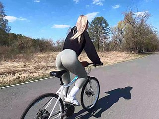 Blonde Radfahrerin zeigt ihrem Right hand ihren Snitch Buddy und fickt im öffentlichen Parkland