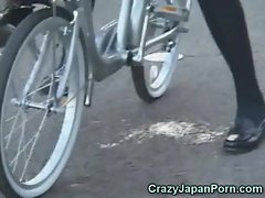 लोक में एक बाइक पर छात्रा Squirts!