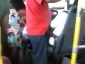 lelaki tua menggosok di dalam bas